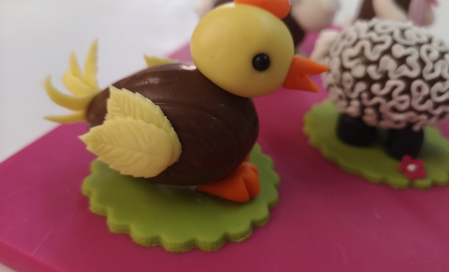 Zoom demonstration Creme egg animals Cake School