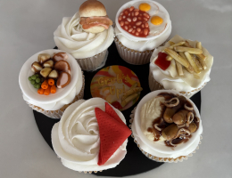 ‘Grubs up!’ cupcake platter