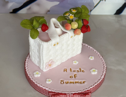 A Taste of Summer Handbag Cake Course with wired strawberries, flowers and leaves