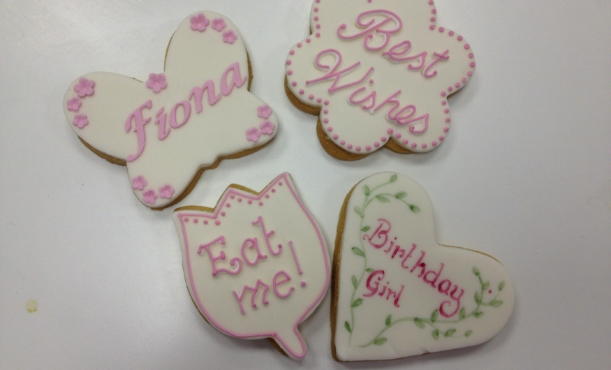 Writing in Icing Cake School