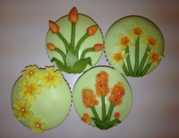 How to cover a cupcake with sugar paste