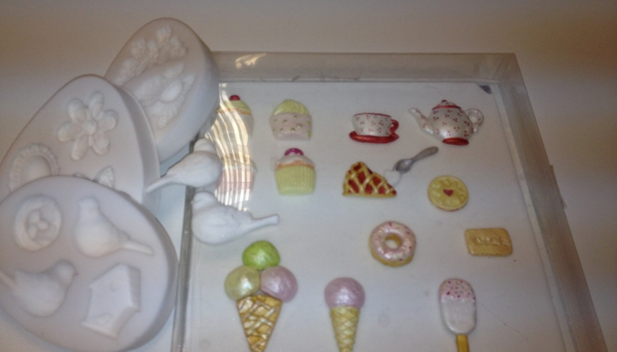 How to use moulds in cake decorating